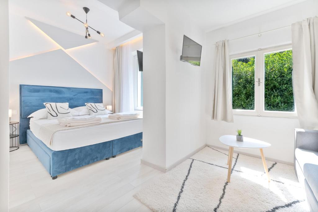 Postel nebo postele na pokoji v ubytování Aurora Beachfront Luxury Rooms&Suites
