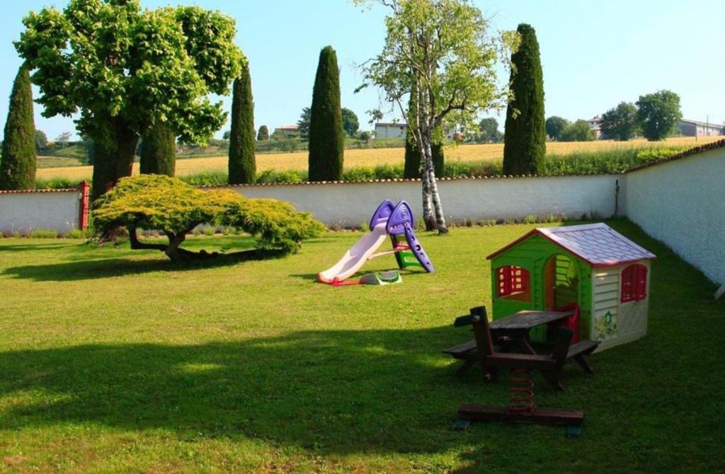 un parque infantil con tobogán y una casa de juegos en Oasi del Garda 4, en Monzambano