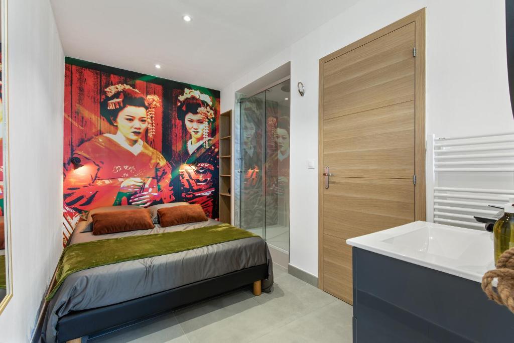 une chambre avec un grand tableau sur le mur dans l'établissement Geisha Port Nature coursive, au Cap d'Agde