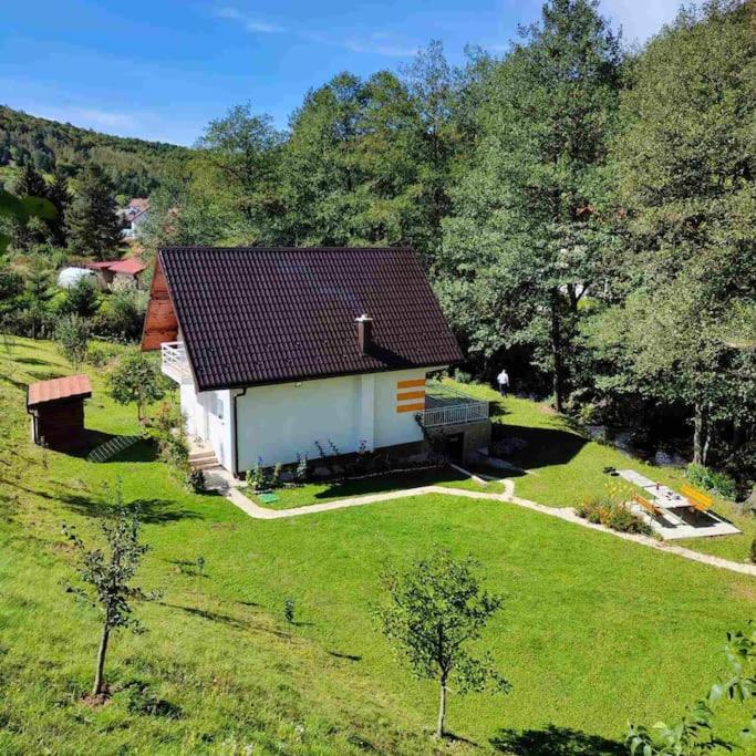 eine Luftaufnahme eines kleinen Hauses auf einem Feld in der Unterkunft Orange House in Trnovo