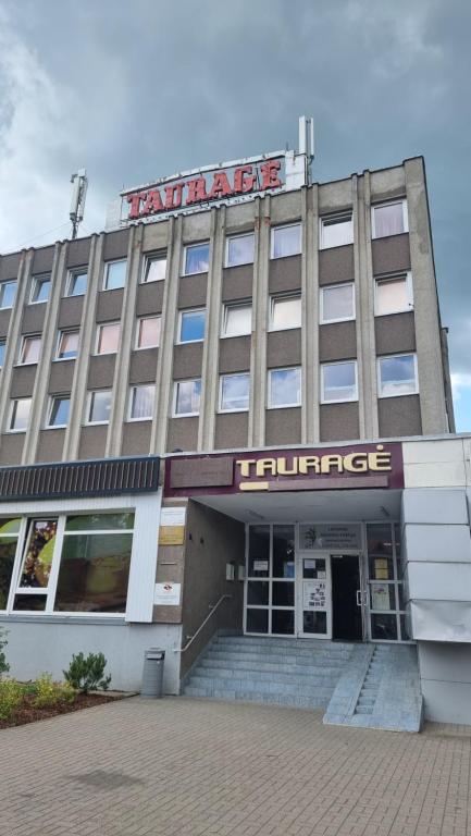タウラゲにあるBed and Breakfast Taurage Centerのホテルの建物の正面に階段があります。
