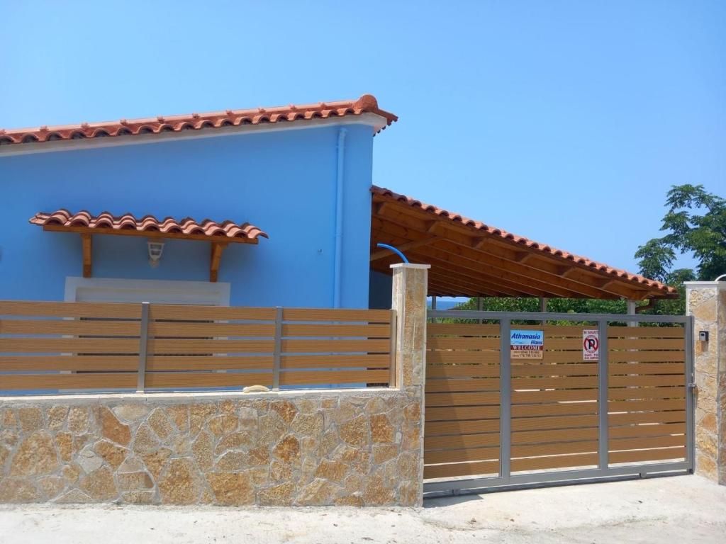 uma cerca de madeira em frente a uma casa em Athanasias House Pyrgi em Áyios Ilías