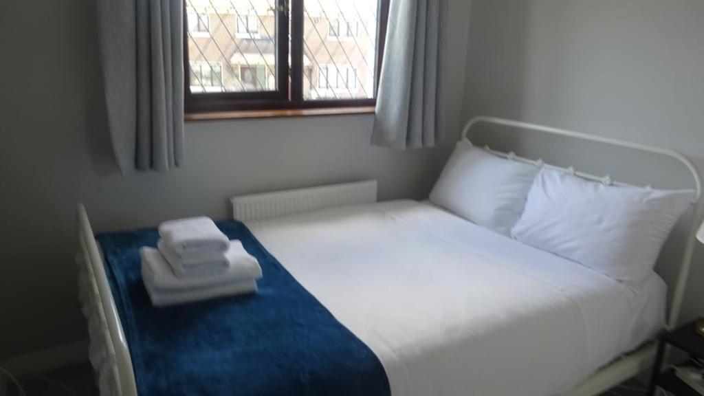 Postel nebo postele na pokoji v ubytování Ger's Lodging