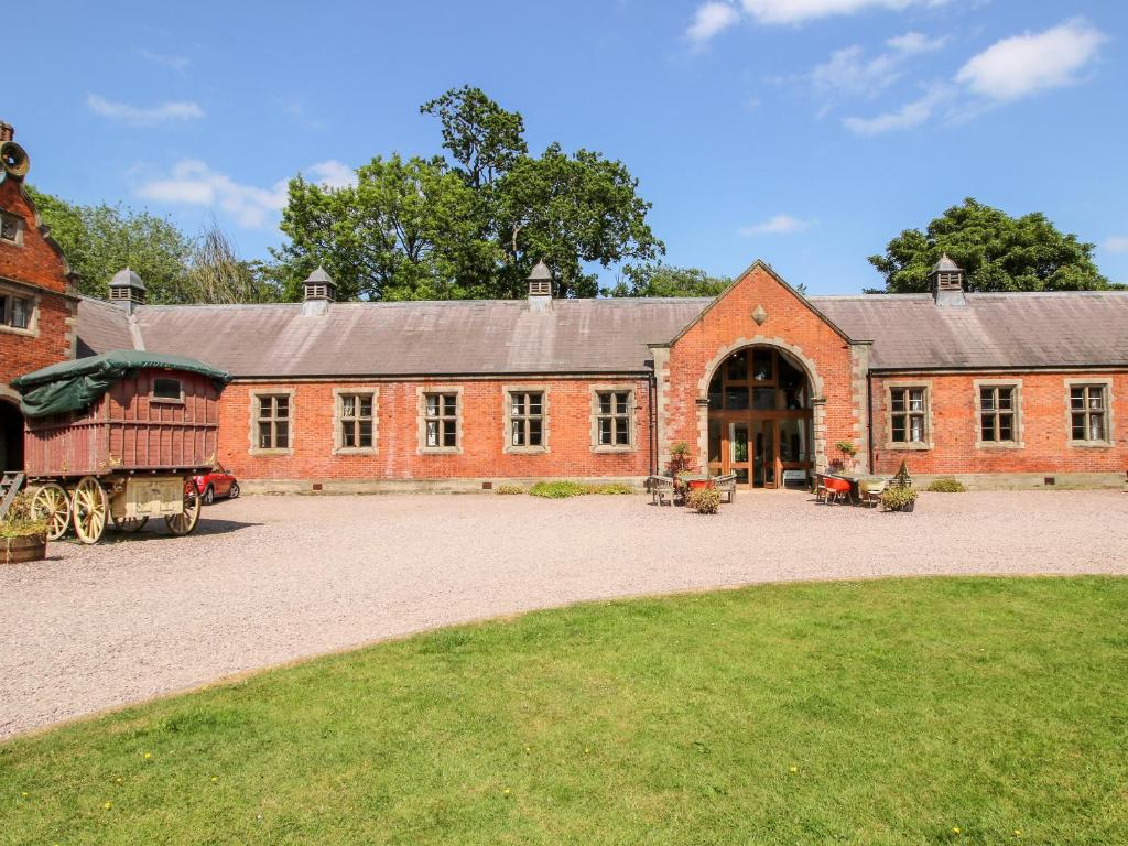 un gran edificio de ladrillo rojo con un granero en Talbot Lodge, en Stafford