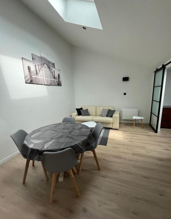 un salon avec une table et un canapé dans l'établissement appartement centre Vannes, à Vannes