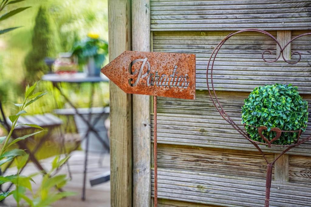 un objet métallique fixé à une paroi avec une plante dans l'établissement Furtwengler, à Oberharmersbach