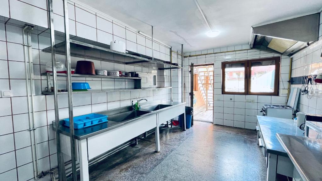 Kuchyň nebo kuchyňský kout v ubytování Pensiunea Luminita