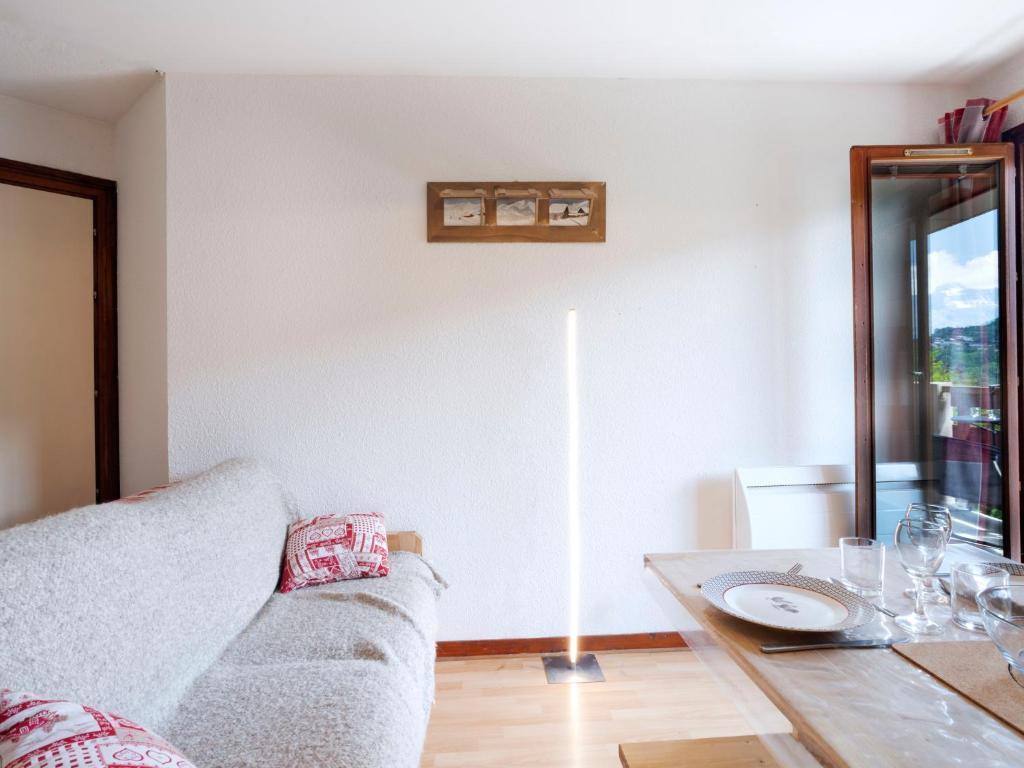 ein Wohnzimmer mit einem Sofa und einem Tisch in der Unterkunft Studio les chalets du soleil by Interhome in Saint-Gervais-les-Bains