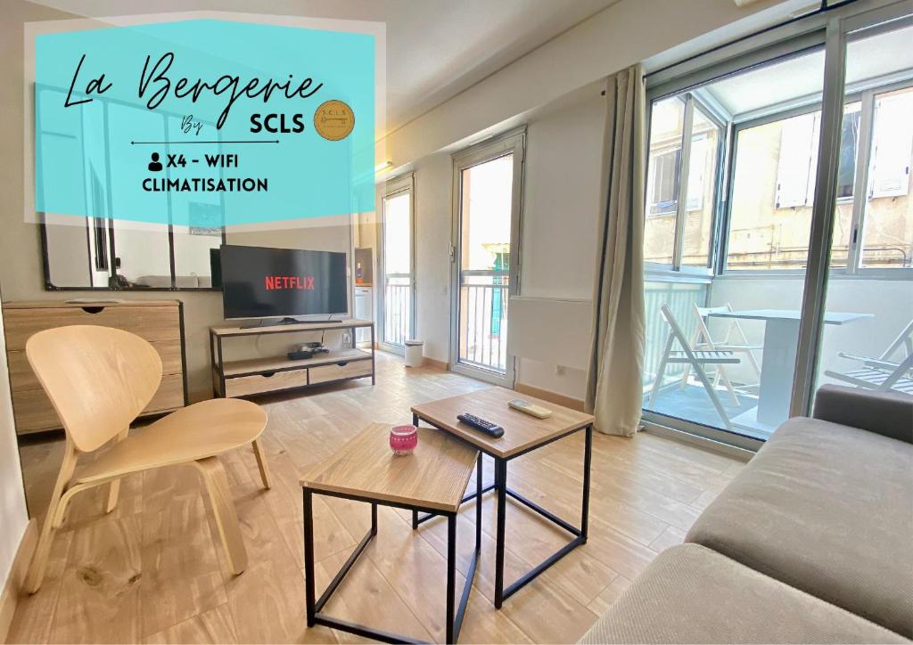 un salon avec un canapé et une table dans l'établissement La Bergerie By SCLS Locations, à Cannes