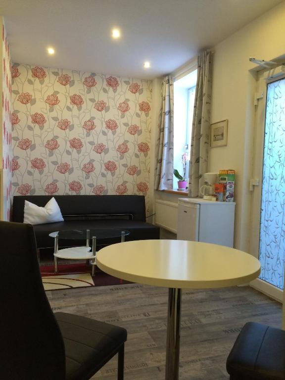 ein Wohnzimmer mit Tisch und Couch in der Unterkunft Schlafen in Rosengarten in Rosengarten