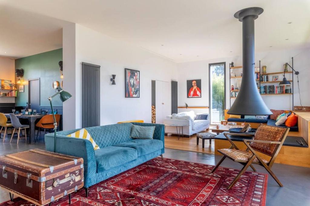 uma sala de estar com um sofá azul e uma lareira em Somptueuse Villa Familiale Proche Port de Vannes em Vannes