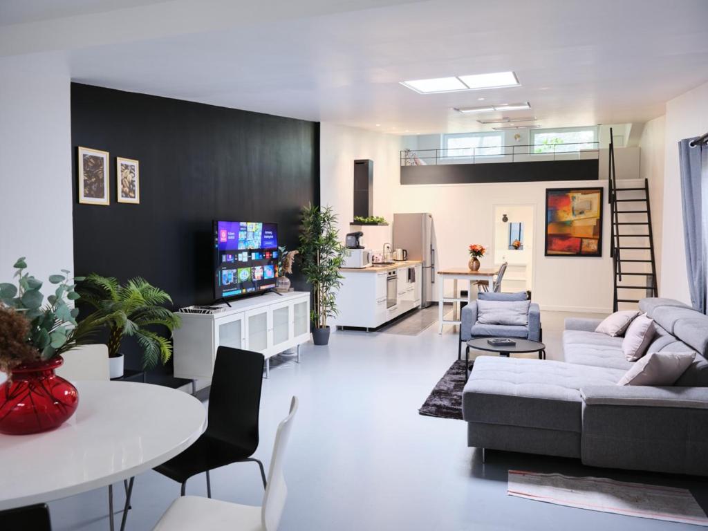 sala de estar con sofá y mesa en Chic & bel appart familiale Paris, Porte d'Ivry, en Ivry-sur-Seine