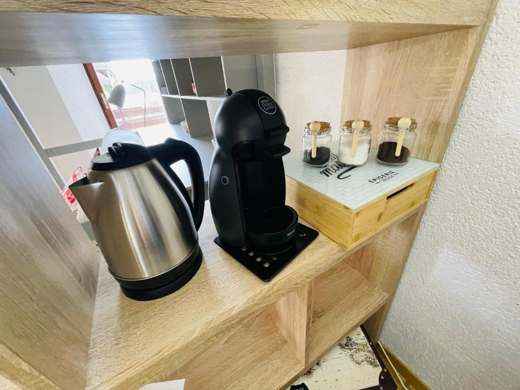 Příslušenství pro přípravu čaje a kávy v ubytování Au Doubs Village