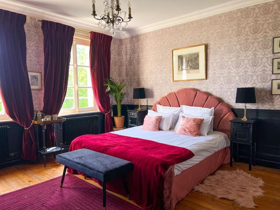 Ένα ή περισσότερα κρεβάτια σε δωμάτιο στο Chambre d'hôtes Sarah - Château Le Bas Bleu