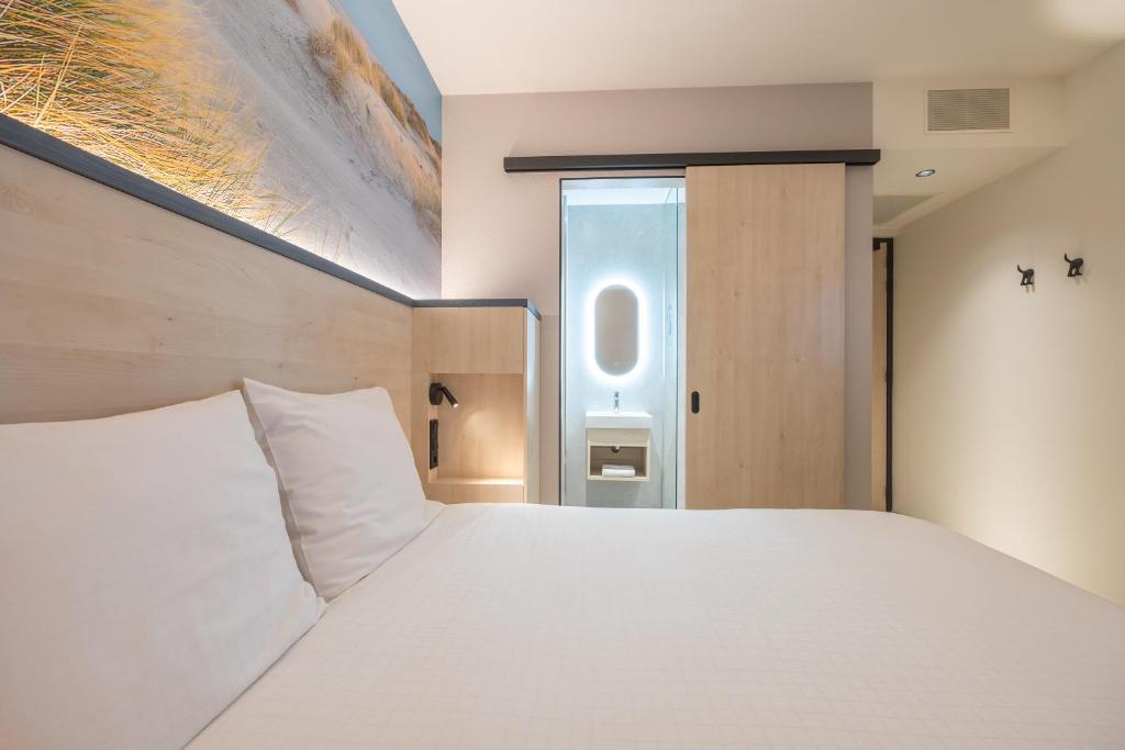 Postel nebo postele na pokoji v ubytování Fox Hotel The Hague Scheveningen