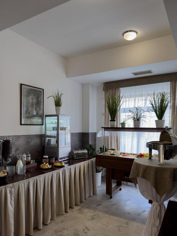 Uma área de estar em Hotel Theresia