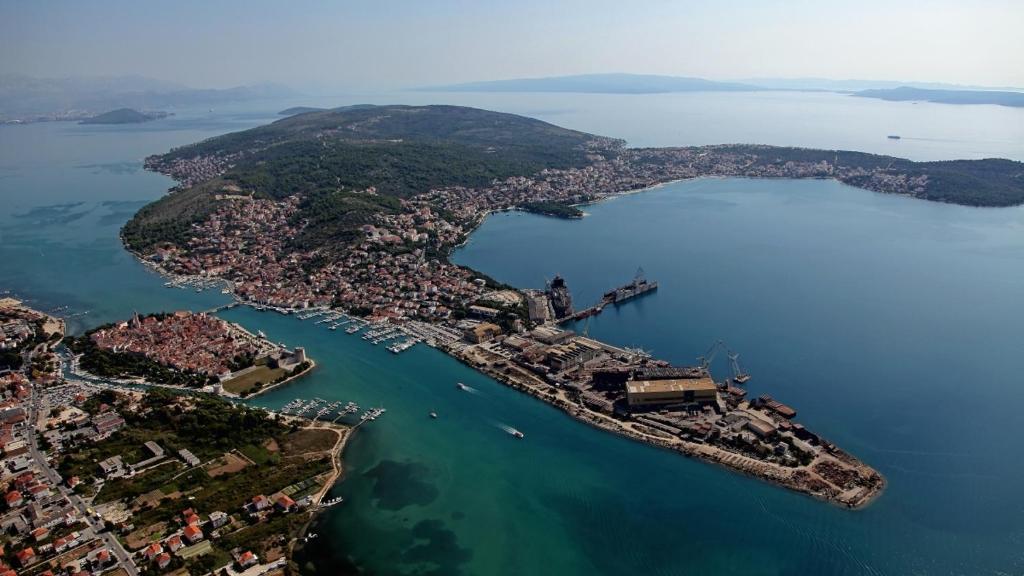 eine Luftansicht einer kleinen Insel in einem Wasserkörper in der Unterkunft Apartments Vukman in Trogir