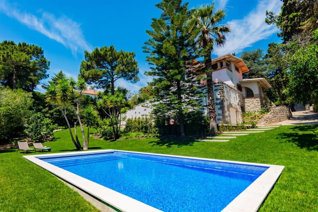 einen Pool im Hof eines Hauses in der Unterkunft Estoril Royal Atlantic Villa with Ocean View in Estoril
