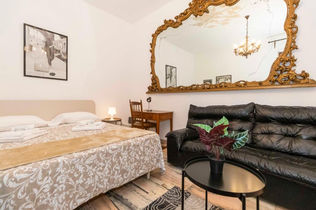 um quarto com uma cama e um espelho em Lungo Dora Voghera Lovely Suite em Turim