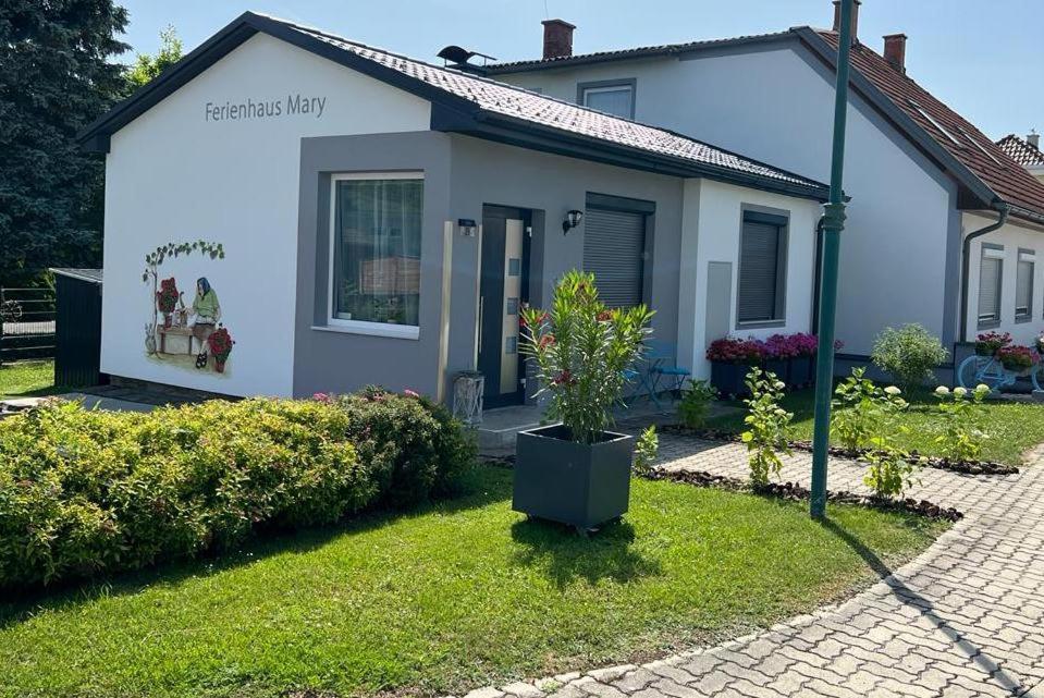 a small white house with a plant in the yard at Ferienhaus Mary im Südburgenland 