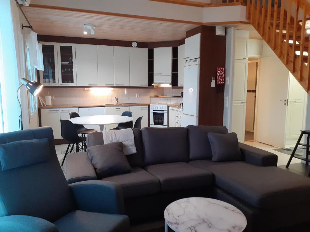 - un salon avec un canapé et une table dans l'établissement Apartment Vuokatin Taika 2, à Vuokatti