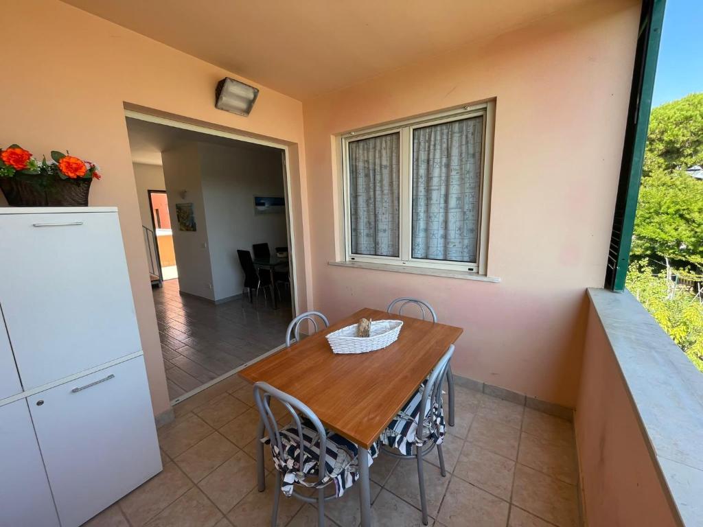 cocina y comedor con mesa de madera y sillas en Rio Home, en Principina a Mare