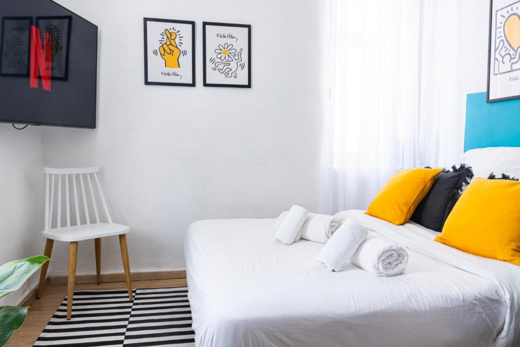 Postel nebo postele na pokoji v ubytování Mamilla View- Suites & Apt Hotel