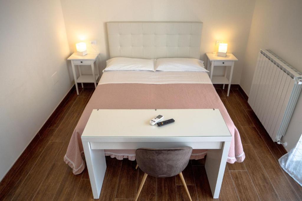テルモリにあるb&b Da Morenaの小さなベッドルーム(白いベッド1台、テーブル2台付)