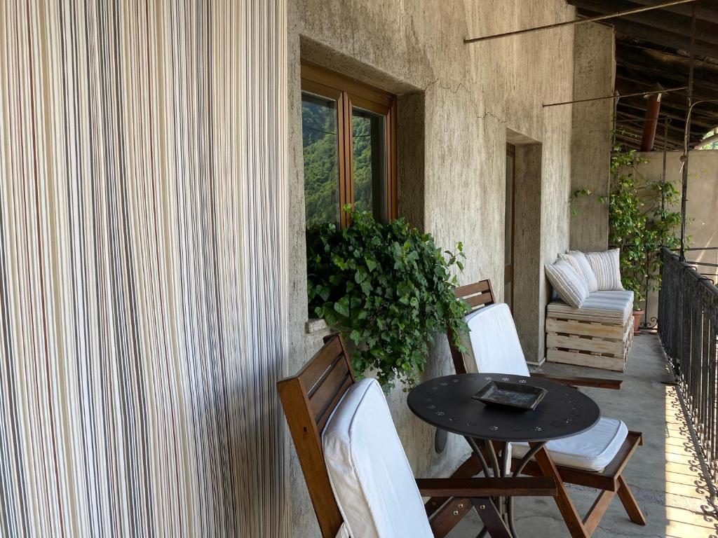 d'une terrasse avec une table et des chaises sur un balcon. dans l'établissement Dagli Olivari - Casa Ale, à Gromo