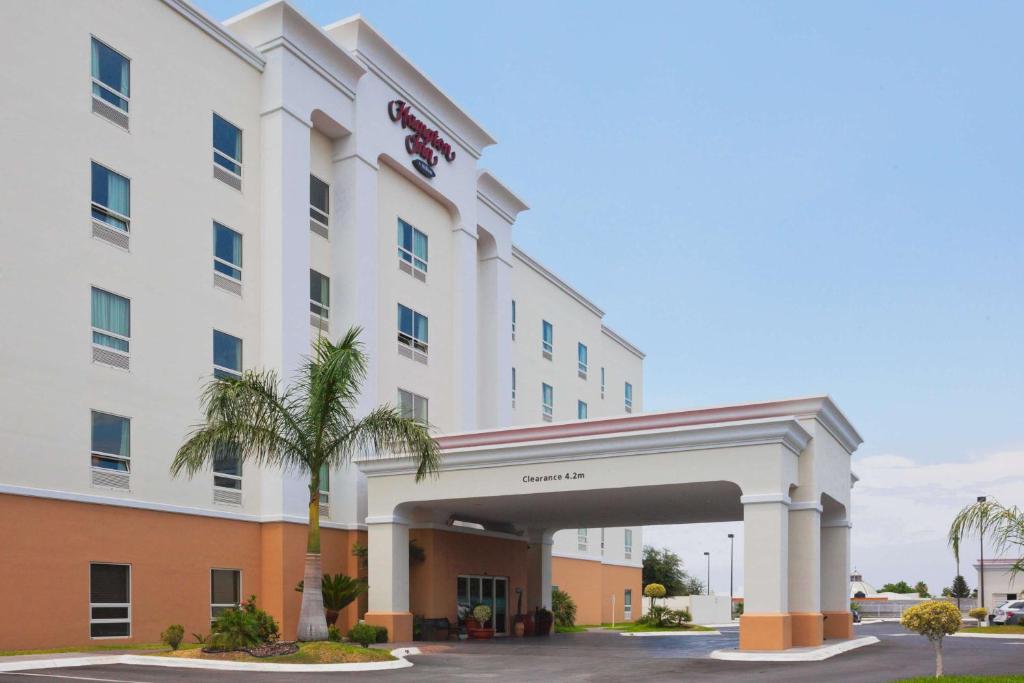 a rendering of the front of a hotel at Hampton Inn by Hilton Ciudad Victoria in Ciudad Victoria