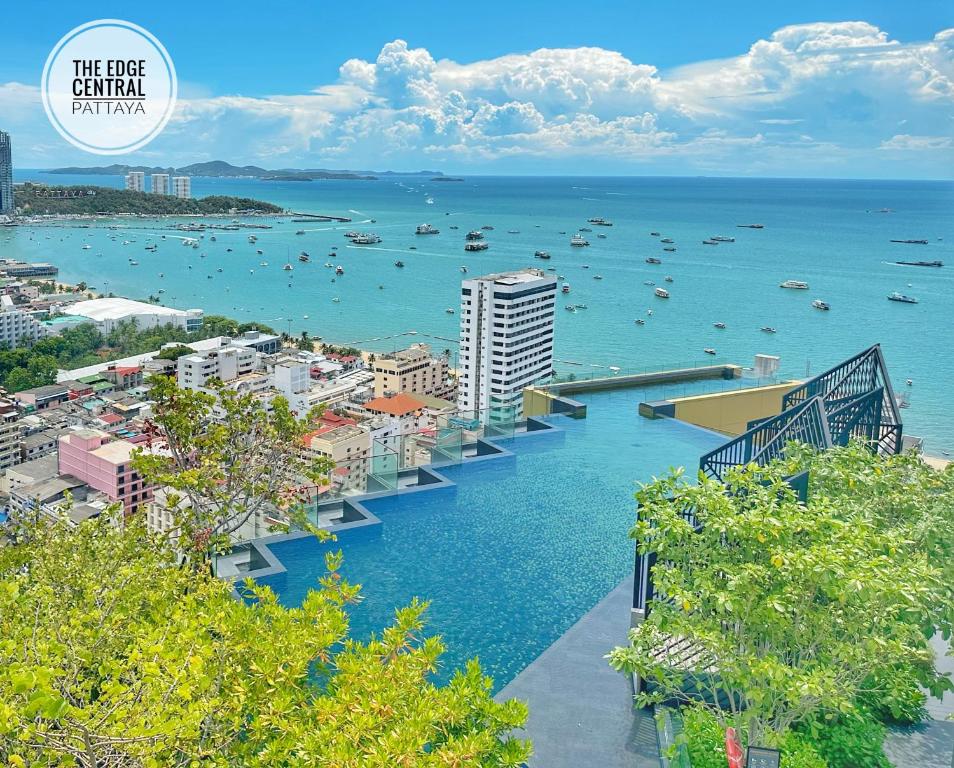 uma vista para uma cidade com barcos na água em The Edge central pattaya em Pattaya Central