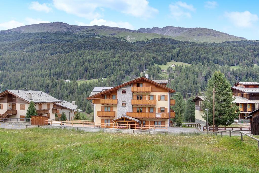 een groot gebouw midden in een berg bij Casa Michela Trilocale Mansardato in Valfurva