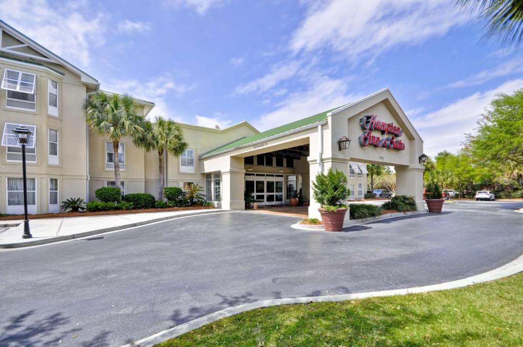a front view of a hotel with a parking lot at Hampton Inn & Suites Charleston/Mt. Pleasant-Isle Of Palms in Charleston
