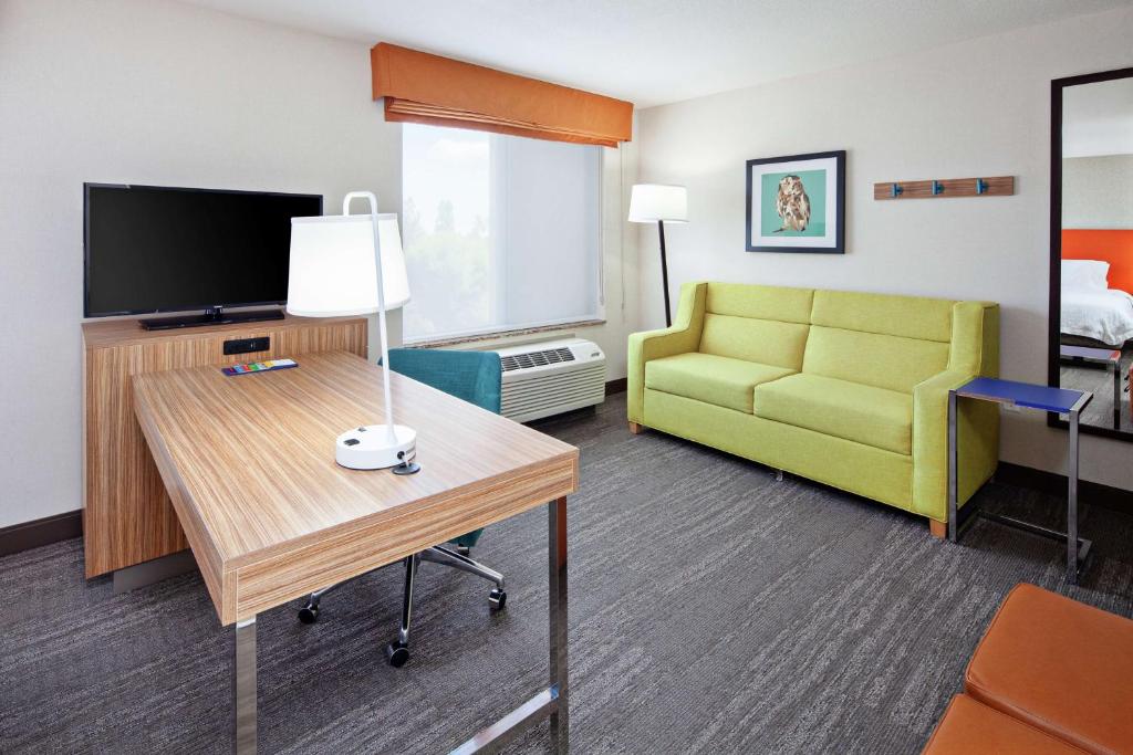 Hampton Inn & Suites Chino Hills - King Studio Suite - Non-Smoking