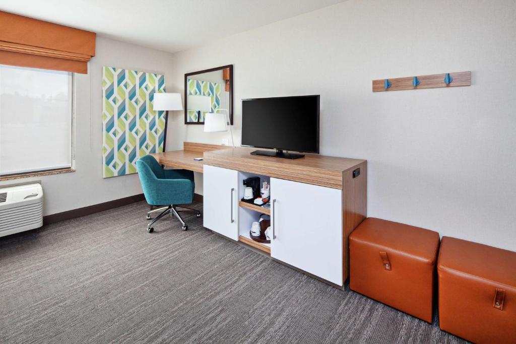 Hampton Inn & Suites Chino Hills - King Room With King Bed - Non-Smoking