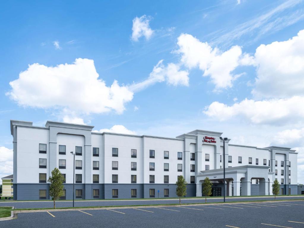 uma representação arquitectónica de um grande edifício branco em Hampton Inn & Suites Cedar Rapids em Cedar Rapids