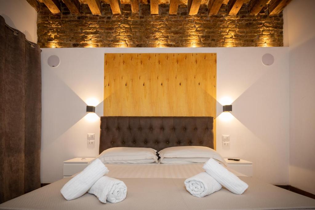 a bedroom with a bed with two towels at Giorgiapartaments Bronze esclusive in Venice