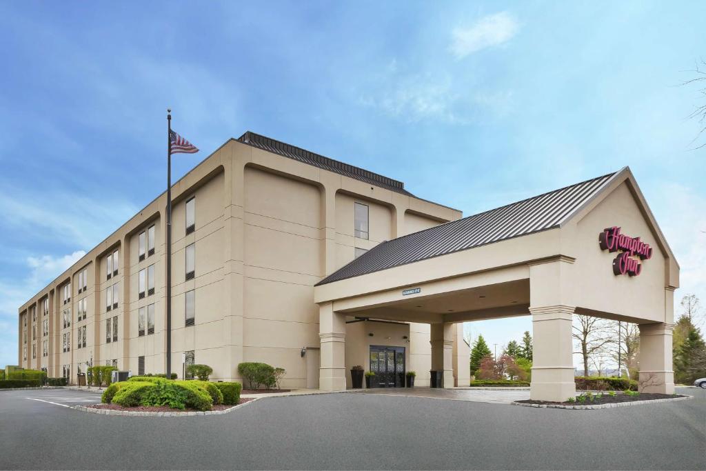 un edificio de hotel con una bandera delante de él en Hampton Inn Clinton, en Clinton