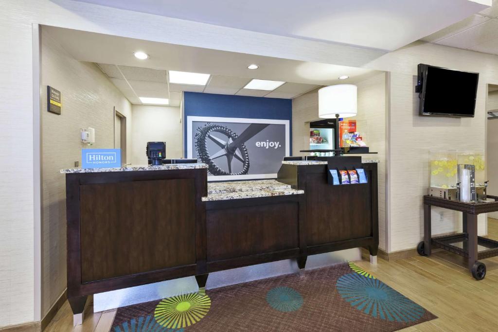 TV a/nebo společenská místnost v ubytování Hampton Inn Clinton
