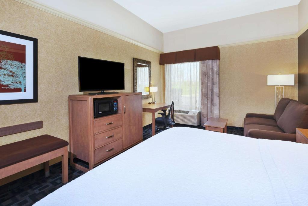 TV a/nebo společenská místnost v ubytování Hampton Inn Clinton