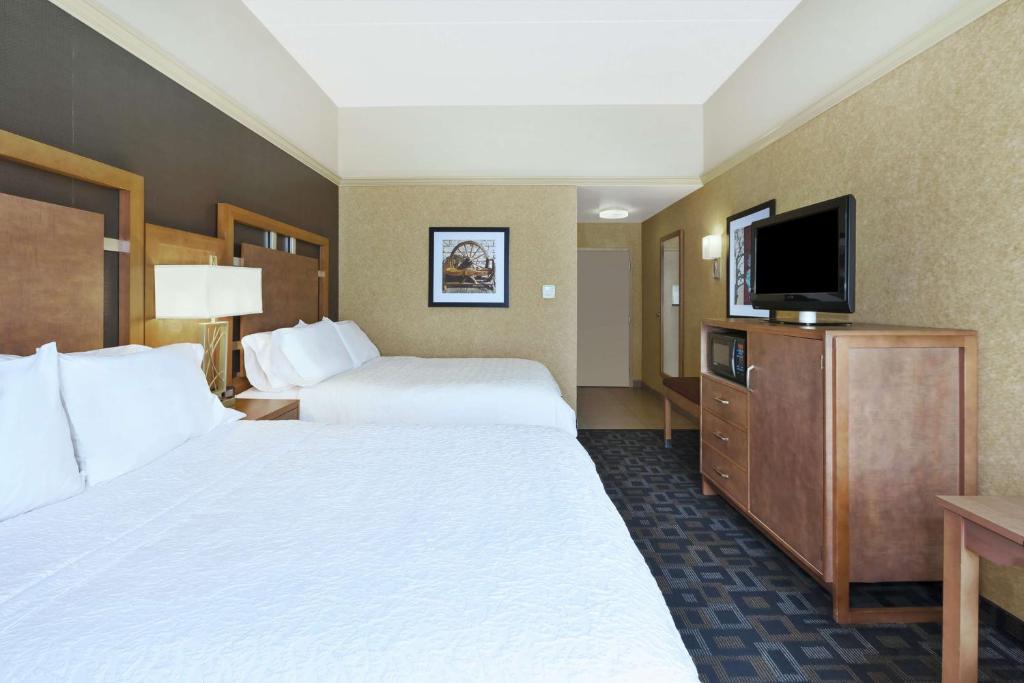 TV a/nebo společenská místnost v ubytování Hampton Inn Clinton