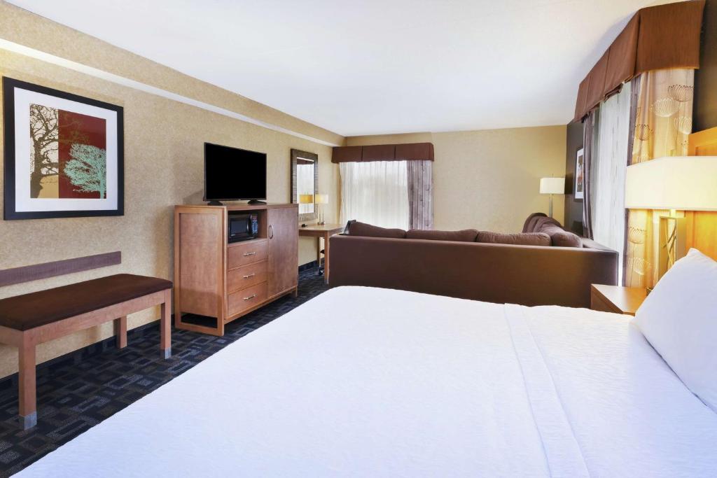 TV a/nebo společenská místnost v ubytování Hampton Inn Clinton
