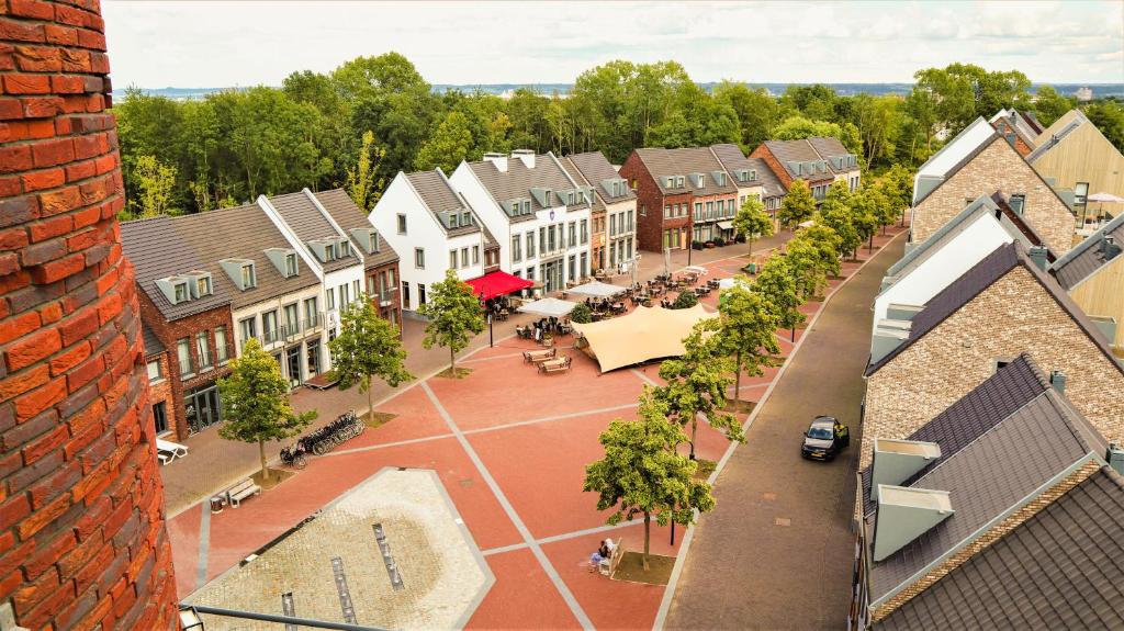 une vue aérienne sur une rue d'une ville dans l'établissement Dormio Resort Maastricht Apartments, à Maastricht