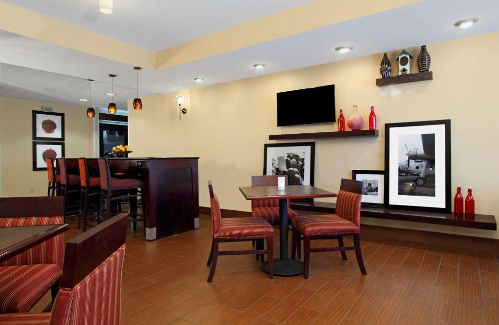 Hampton Inn Columbus-International Airport photo