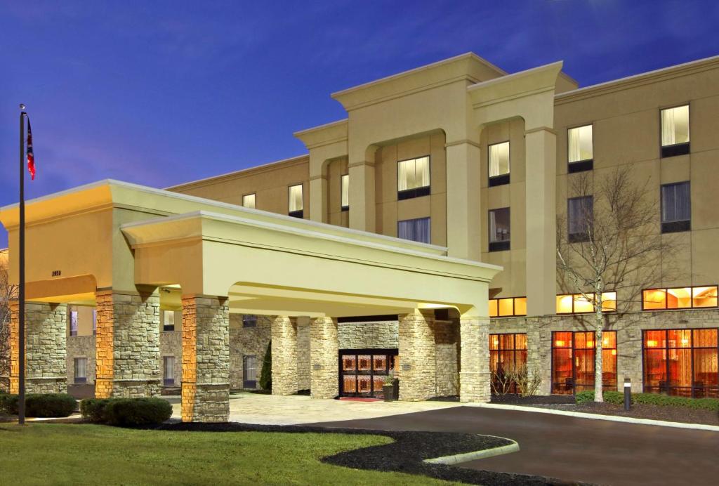 eine Darstellung der Vorderseite eines Hotels in der Unterkunft Hampton Inn & Suites Columbus Hilliard in Hilliard