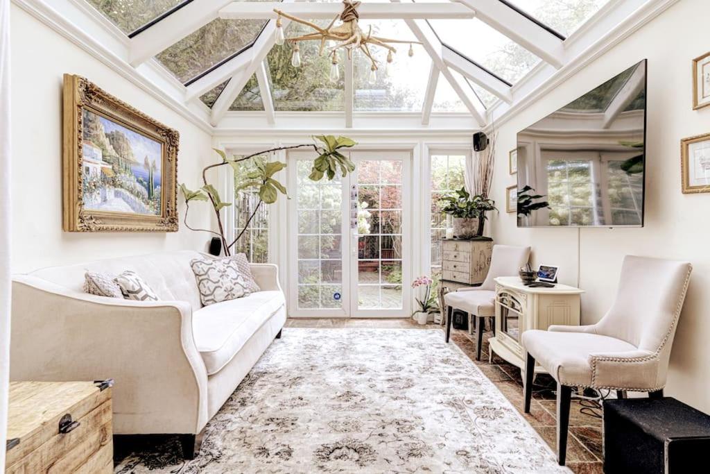 Unique Home in Queen West w Sunroom and Backyard!, Toronto Precios