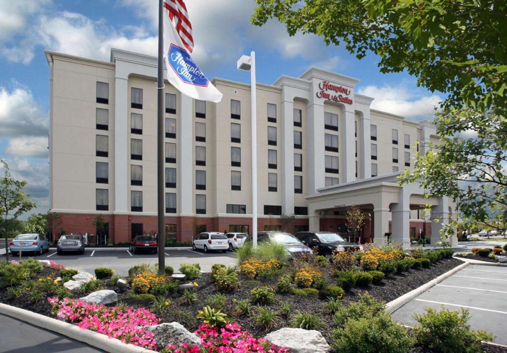 un hotel con una bandera americana delante de él en Hampton Inn & Suites Columbus Polaris, en Columbus