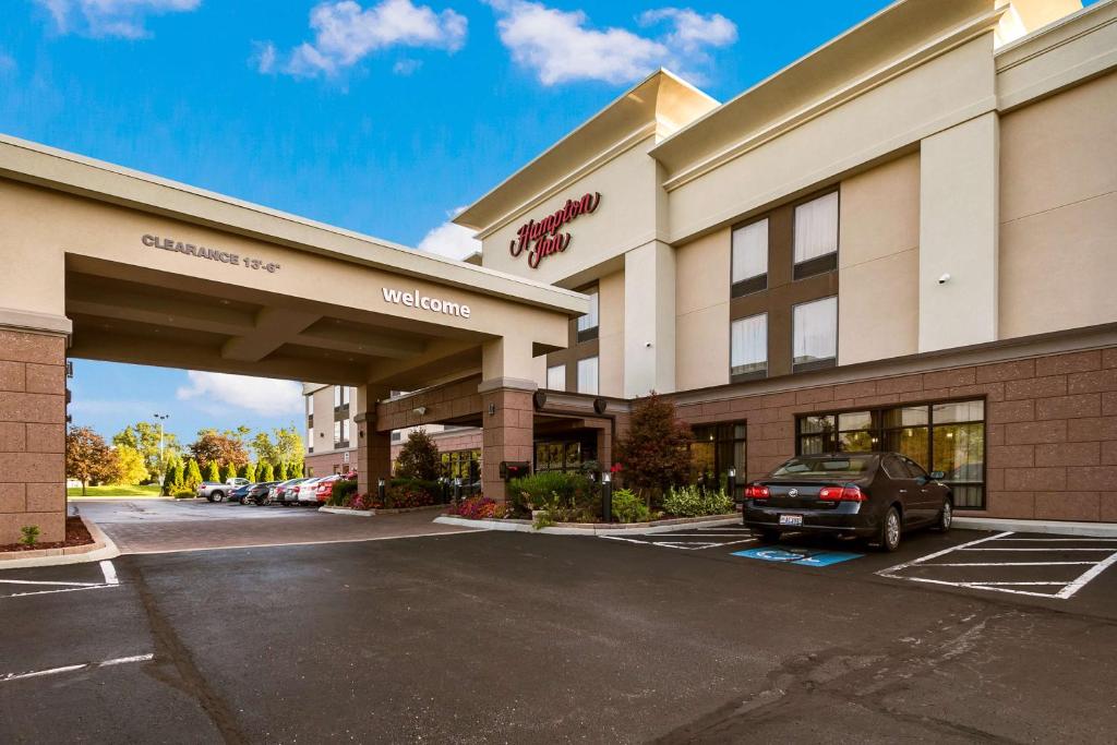 um hotel com um carro estacionado num parque de estacionamento em Hampton Inn West em Columbus