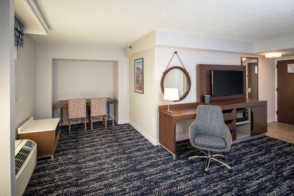 TV a/nebo společenská místnost v ubytování Hampton Inn Long Island/Commack