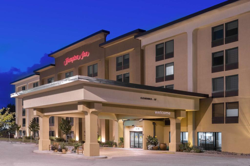 a rendering of the front of a hotel at Hampton Inn Columbia in Columbia